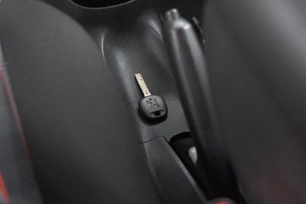 Peugeot 108 1.0 e-VTi Allure TOP! | Elektrisch Vouwdak | Trekhaak | Camera | Apple Carplay