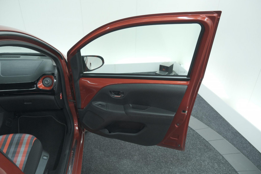 Peugeot 108 1.0 e-VTi Allure TOP! | Elektrisch Vouwdak | Trekhaak | Camera | Apple Carplay