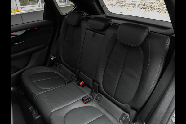 BMW 2 Serie Active Tourer 218i M-Sport - Pano - Memoryzetel - Trekhaak - Camera - LED