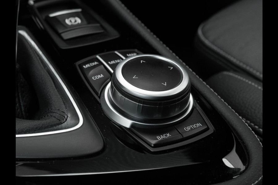 BMW 2 Serie Active Tourer 218i M-Sport - Pano - Memoryzetel - Trekhaak - Camera - LED