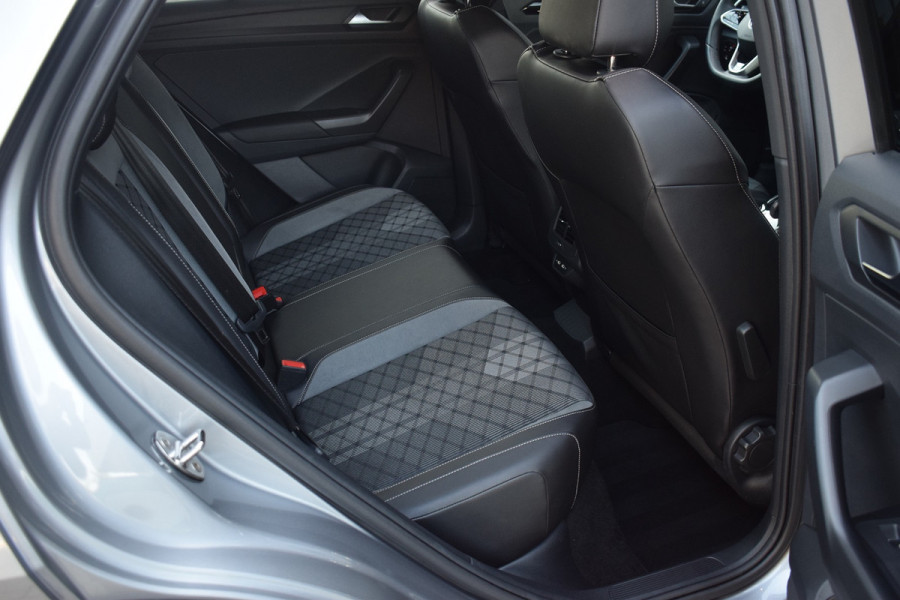 Volkswagen T-Roc 1.5 TSI 150pk DSG R-Line Pano | Trekhaak | 19"