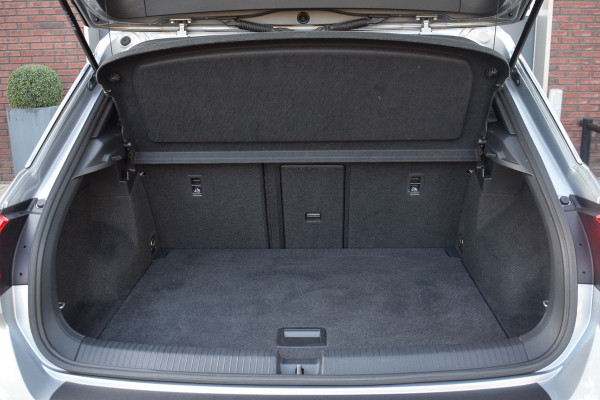 Volkswagen T-Roc 1.5 TSI 150pk DSG R-Line Pano | Trekhaak | 19"