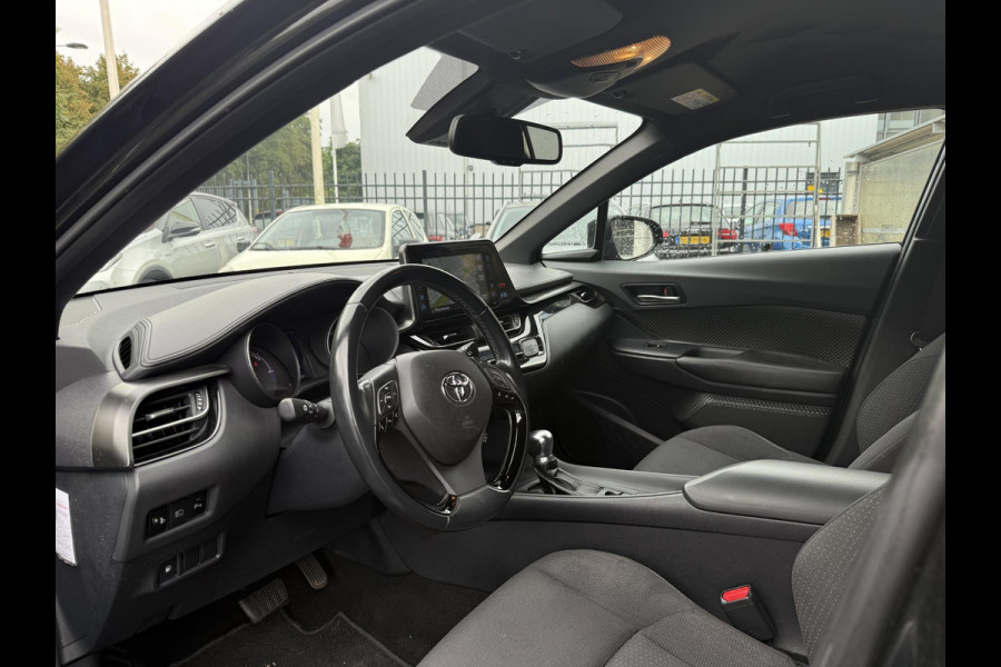 Toyota C-HR 1.8 Hybrid Dynamic Navi. GARANTIE TOT 08-2028! . AFNEEMBARE TREKHAAK. ADAPTIEVE CRUISE CONTROL. PARKEERSENSOREN VOOR & ACHTER.
