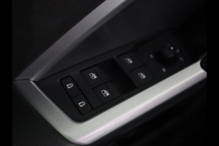 Audi Q3 45 TFSI e Advanced edition | PHEV | Trekhaak Wegklapbaar | Camera | Cruise Control | Carplay | Navigatie