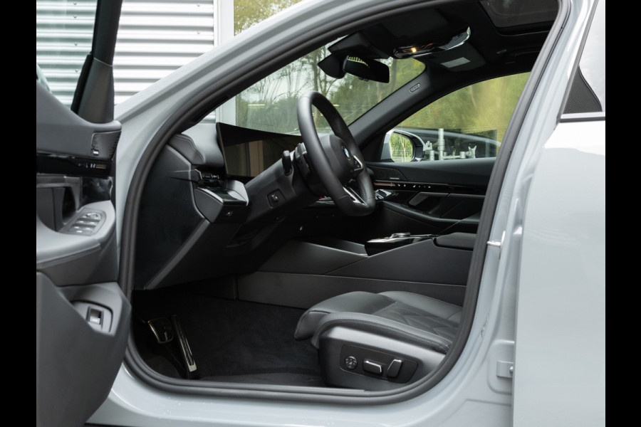 BMW 5 Serie Touring 520d xDrive - M-Sport Pro - Pano - Trekhaak - ACC - Harman Kardon