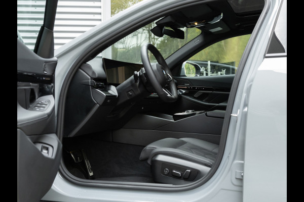 BMW 5 Serie Touring 520d xDrive - M-Sport Pro - Pano - Trekhaak - ACC - Harman Kardon