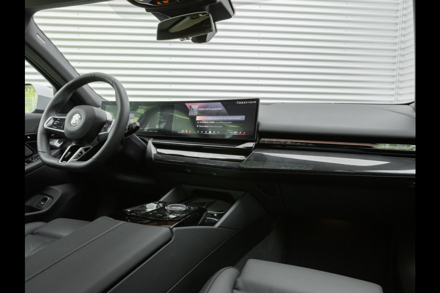 BMW 5 Serie Touring 520d xDrive - M-Sport Pro - Pano - Trekhaak - ACC - Harman Kardon