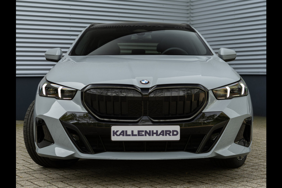 BMW 5 Serie Touring 520d xDrive - M-Sport Pro - Pano - Trekhaak - ACC - Harman Kardon