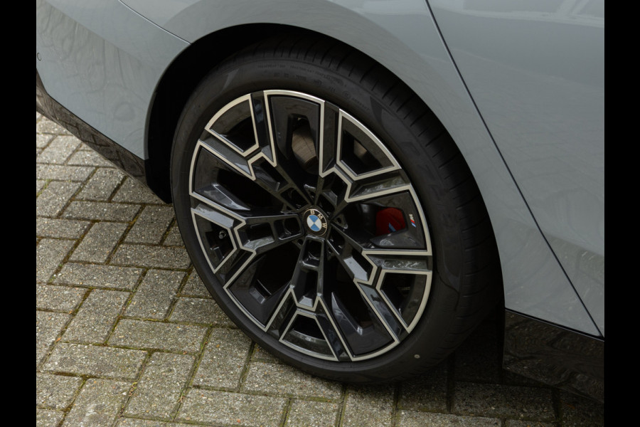 BMW 5 Serie Touring 520d xDrive - M-Sport Pro - Pano - Trekhaak - ACC - Harman Kardon