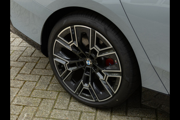 BMW 5 Serie Touring 520d xDrive - M-Sport Pro - Pano - Trekhaak - ACC - Harman Kardon