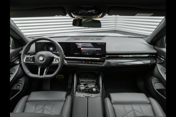 BMW 5 Serie Touring 520d xDrive - M-Sport Pro - Pano - Trekhaak - ACC - Harman Kardon