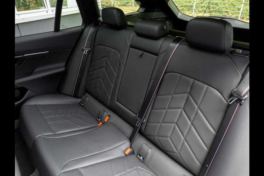 BMW 5 Serie Touring 520d xDrive - M-Sport Pro - Pano - Trekhaak - ACC - Harman Kardon