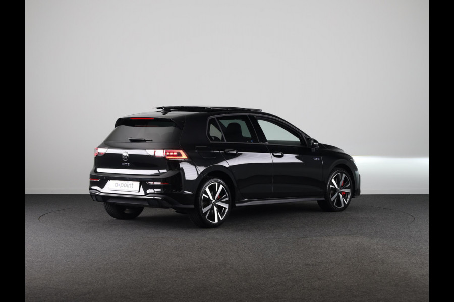 Volkswagen Golf 1.5 eHybrid GTE 272 pk Automaat (DSG) | Navigatie | Panoramadak | Elektr. trekhaak | Parkeersensoren | Rondomzicht camera | Stoelverwarming |
