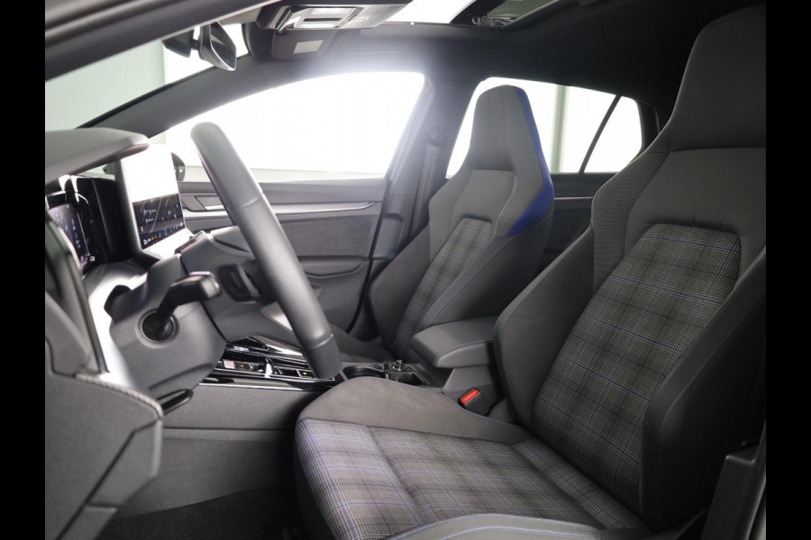 Volkswagen Golf 1.5 eHybrid GTE 272 pk Automaat (DSG) | Navigatie | Panoramadak | Elektr. trekhaak | Parkeersensoren | Rondomzicht camera | Stoelverwarming |