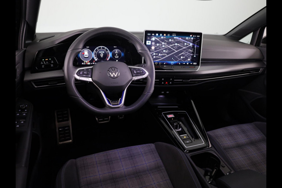 Volkswagen Golf 1.5 eHybrid GTE 272 pk Automaat (DSG) | Navigatie | Panoramadak | Elektr. trekhaak | Parkeersensoren | Rondomzicht camera | Stoelverwarming |