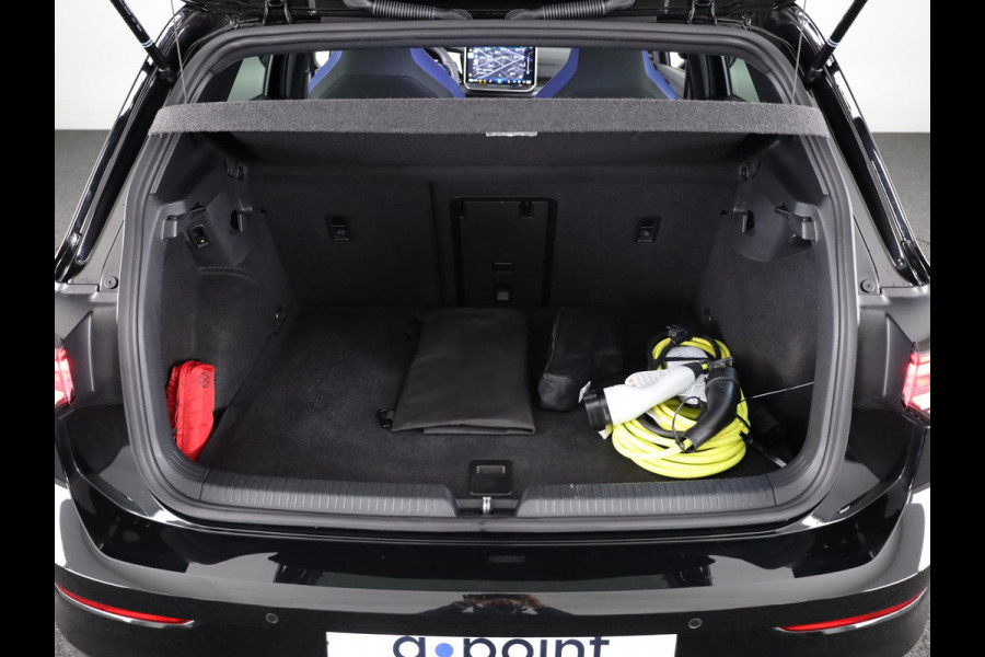 Volkswagen Golf 1.5 eHybrid GTE 272 pk Automaat (DSG) | Navigatie | Panoramadak | Elektr. trekhaak | Parkeersensoren | Rondomzicht camera | Stoelverwarming |