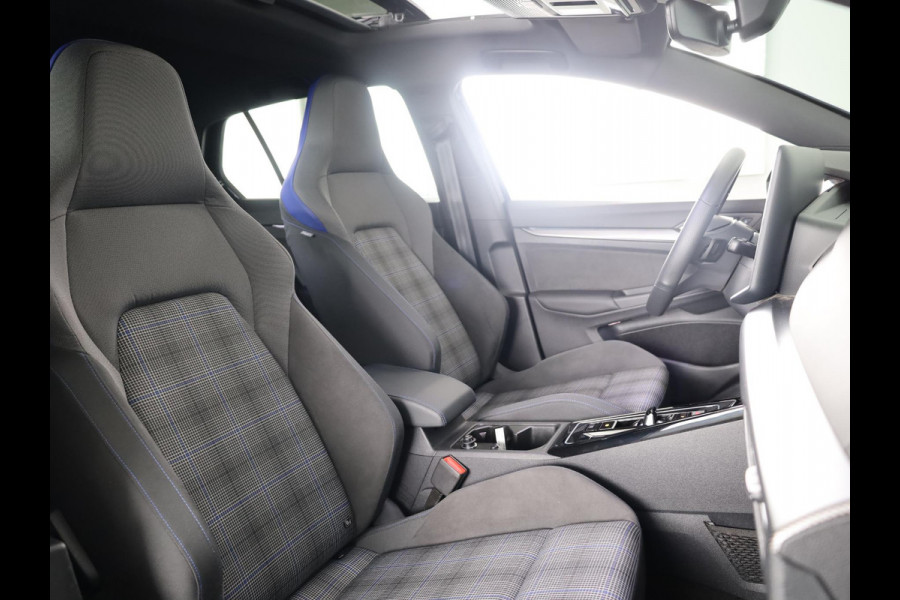 Volkswagen Golf 1.5 eHybrid GTE 272 pk Automaat (DSG) | Navigatie | Panoramadak | Elektr. trekhaak | Parkeersensoren | Rondomzicht camera | Stoelverwarming |