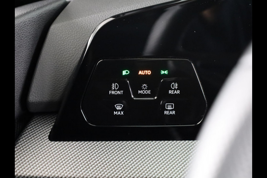 Volkswagen Golf 1.5 eHybrid GTE 272 pk Automaat (DSG) | Navigatie | Panoramadak | Elektr. trekhaak | Parkeersensoren | Rondomzicht camera | Stoelverwarming |