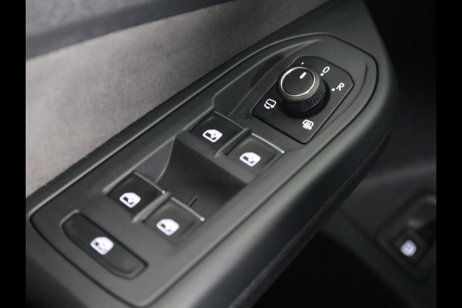 Volkswagen Golf 1.5 eHybrid GTE 272 pk Automaat (DSG) | Navigatie | Panoramadak | Elektr. trekhaak | Parkeersensoren | Rondomzicht camera | Stoelverwarming |