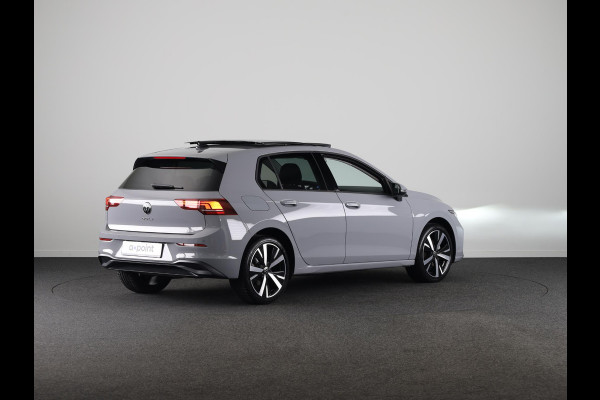 Volkswagen Golf 1.5 eTSI Life Edition 116 pk Automaat (DSG) | Verlengde garantie | Navigatie | Panoramadak | Parkeersensoren | Achteruitrijcamera | Stoelverwarming |