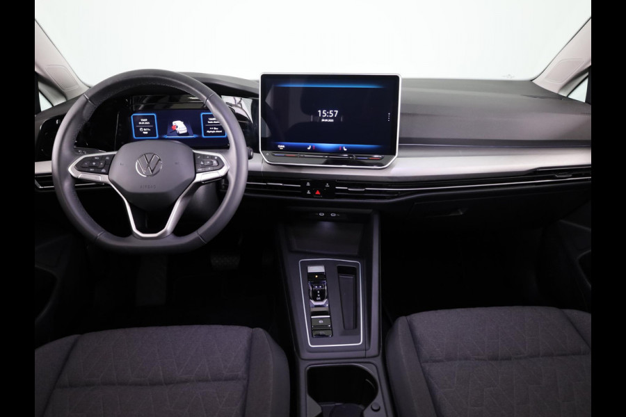 Volkswagen Golf 1.5 eTSI Life Edition 116 pk Automaat (DSG) | Verlengde garantie | Navigatie | Panoramadak | Parkeersensoren | Achteruitrijcamera | Stoelverwarming |