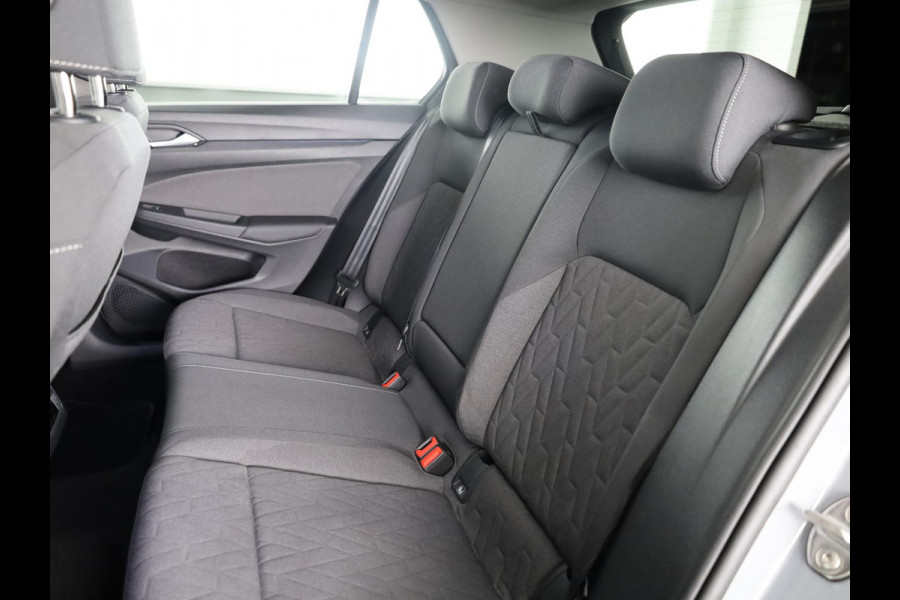 Volkswagen Golf 1.5 eTSI Life Edition 116 pk Automaat (DSG) | Verlengde garantie | Navigatie | Panoramadak | Parkeersensoren | Achteruitrijcamera | Stoelverwarming |