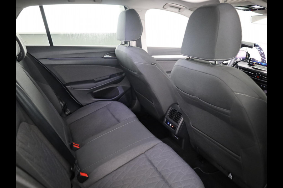 Volkswagen Golf 1.5 eTSI Life Edition 116 pk Automaat (DSG) | Verlengde garantie | Navigatie | Panoramadak | Parkeersensoren | Achteruitrijcamera | Stoelverwarming |
