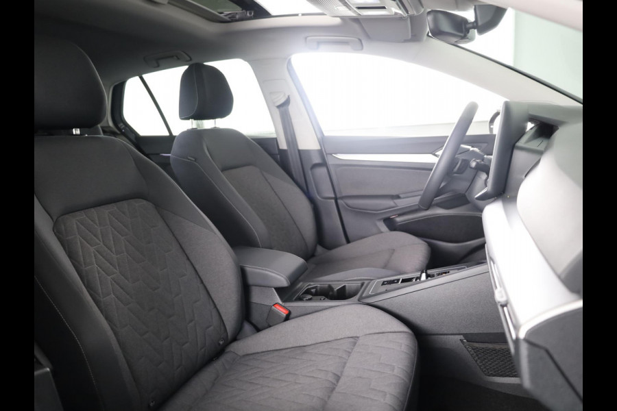 Volkswagen Golf 1.5 eTSI Life Edition 116 pk Automaat (DSG) | Verlengde garantie | Navigatie | Panoramadak | Parkeersensoren | Achteruitrijcamera | Stoelverwarming |