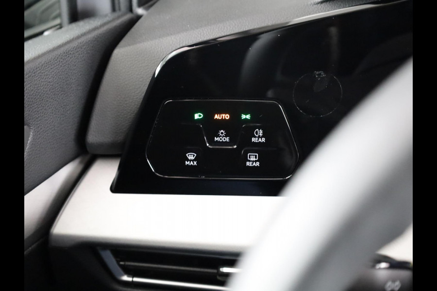 Volkswagen Golf 1.5 eTSI Life Edition 116 pk Automaat (DSG) | Verlengde garantie | Navigatie | Panoramadak | Parkeersensoren | Achteruitrijcamera | Stoelverwarming |