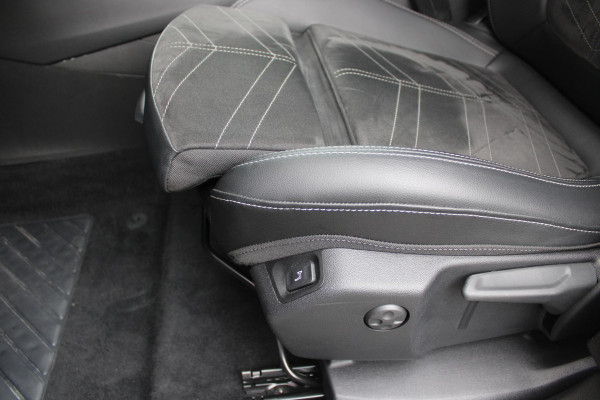 Opel Grandland 1.2 Turbo 130PK AUTOMAAT ULTIMATE | STOEL/STUUR/VOORRUIT VERWARMING | ACHTRERUITRIJ CAMERA | DODEHOEK DETECTIE | ELEKTRISCH BEDIENBARE ACHTERKLEP | FULL LED MATRIX KOPLAMPEN | NAVIGATIE | 19" LICHTMETALEN VELGEN | ALCANTARA BEKLEDING | APPLE CARPLAY/ANDROID AUTO | DRAADLOZE TELEFOONLADER | KEYLESS ENTRY/START | BLACK PACK | ADAPTIVE CRUISE CONTROL | COMFORT STOELEN |