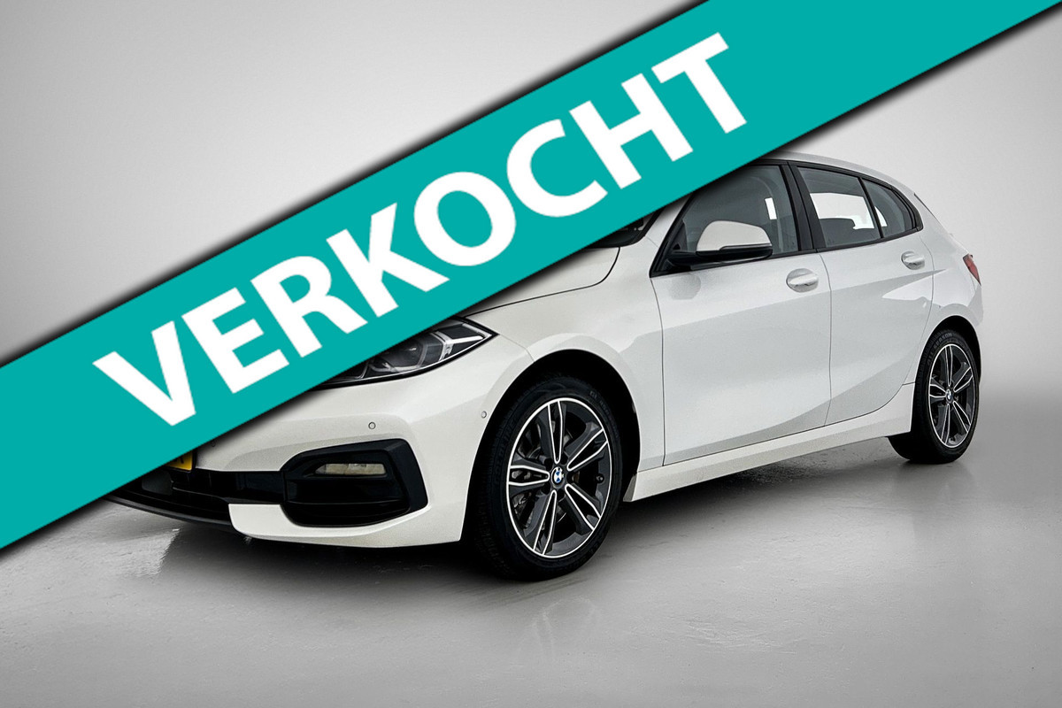 BMW 1-serie 120i Business Edition Plus(Carplay, Camera, Elektrische Stoelen, Head-up, SfeerV, StoelV, PDC V+A, Etc)