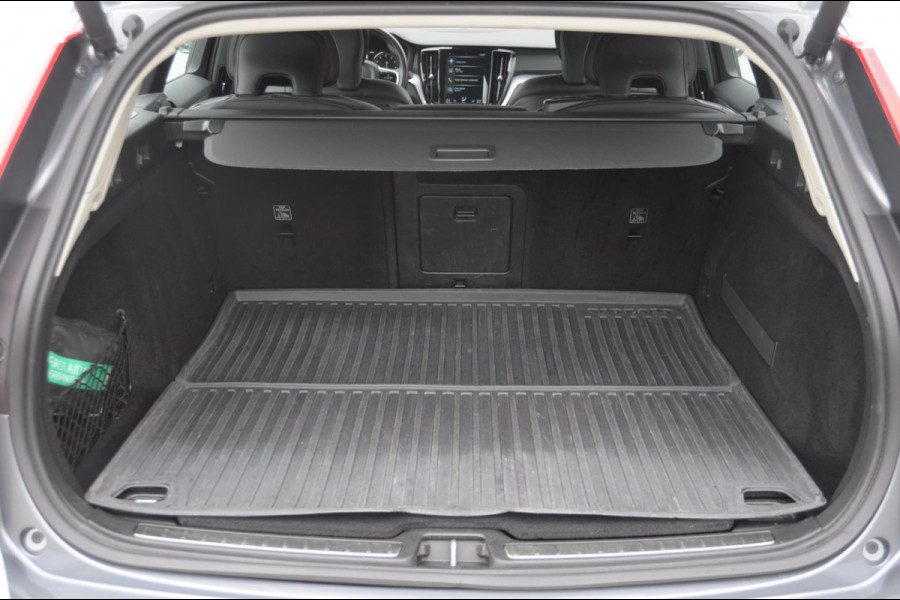 Volvo V60 T5 250PK Automaat Momentum / Adaptieve cruise control / Trekhaak / BLIS / 19" velgen / Elektrische achterklep / Stoel - en stuurwielverwarming / Lederen bekleding
