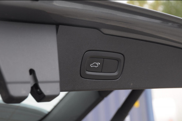 Volvo V60 T5 250PK Automaat Momentum / Adaptieve cruise control / Trekhaak / BLIS / 19" velgen / Elektrische achterklep / Stoel - en stuurwielverwarming / Lederen bekleding