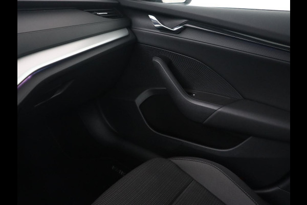 Škoda Octavia 1.4 TSI iV PHEV Business Edition | Camera | Trekhaak | Sfeerverlichting | Carplay | Navigatie | Verwarmde voorruit | Climate control | Cruise control