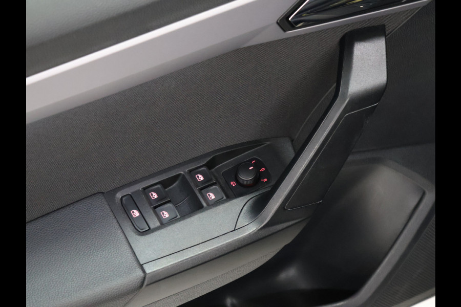 Seat Ibiza 1.0 TSI FR Business Intense [BEATS, SCHUIFKANTELDAK, CAMERA, STOELVERWARMING, APPLE CARPLAY, FR VELGEN, NIEUWSTAAT]