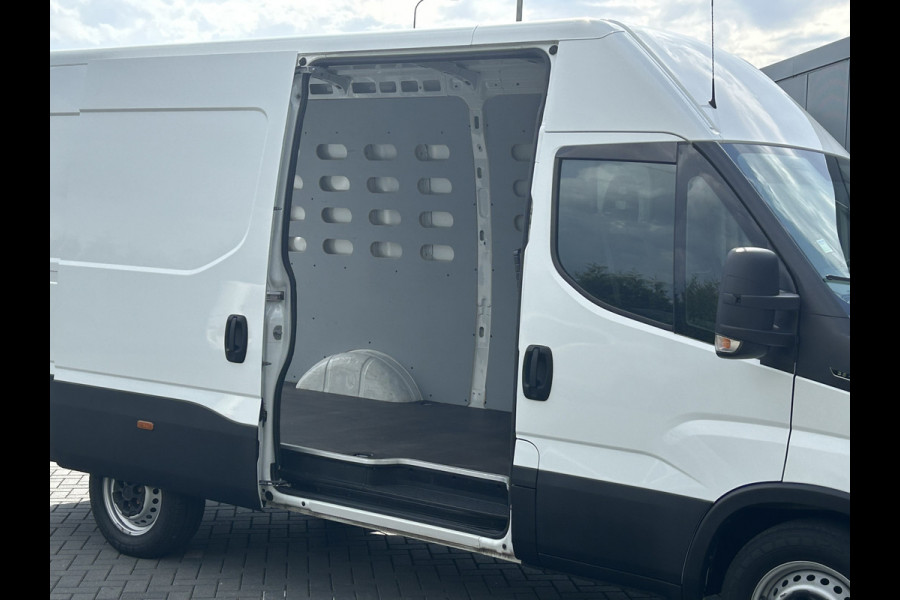 Iveco Daily 35S14V 2.3 140 PK E6 / L2H2 / 3.5T TREKHAAK / 68.554 KM !! / AIRCO / BLUETOOTH / 3-ZITS / TREKHAAK