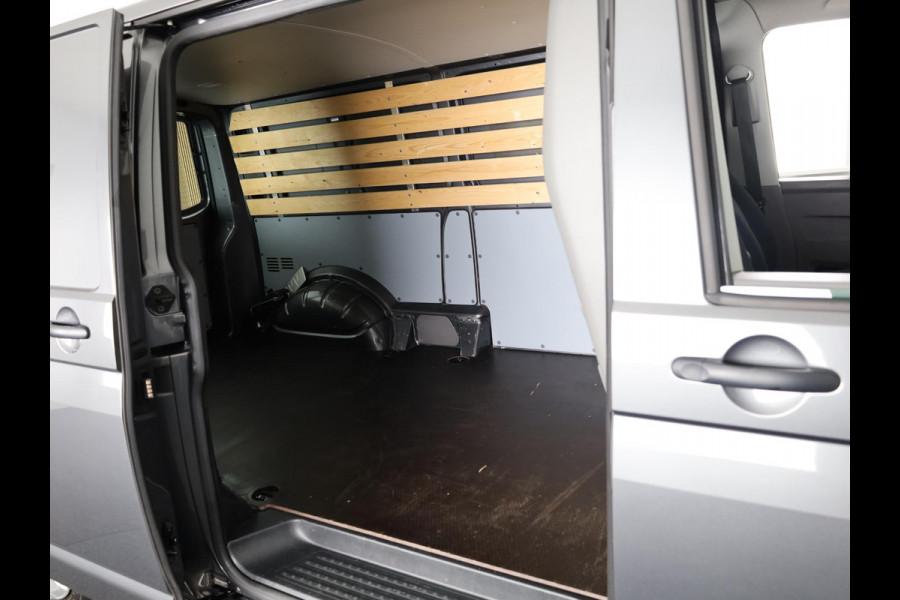 Volkswagen Transporter 2.0 TDI L2H3 28 Comfortline 110 pk | Verlengde garantie | Navigatie via App | Trekhaak | Parkeersensoren achter | Cruise control |