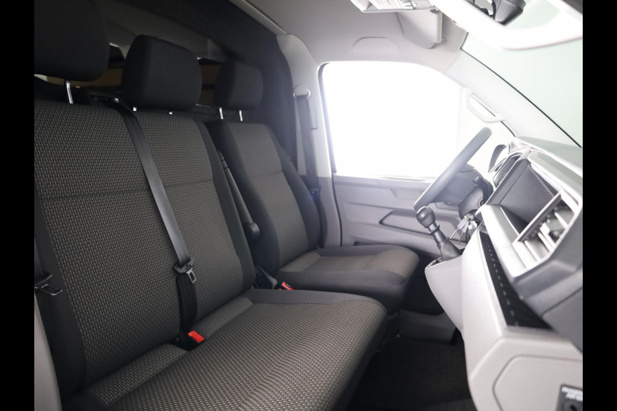 Volkswagen Transporter 2.0 TDI L2H3 28 Comfortline 110 pk | Verlengde garantie | Navigatie via App | Trekhaak | Parkeersensoren achter | Cruise control |