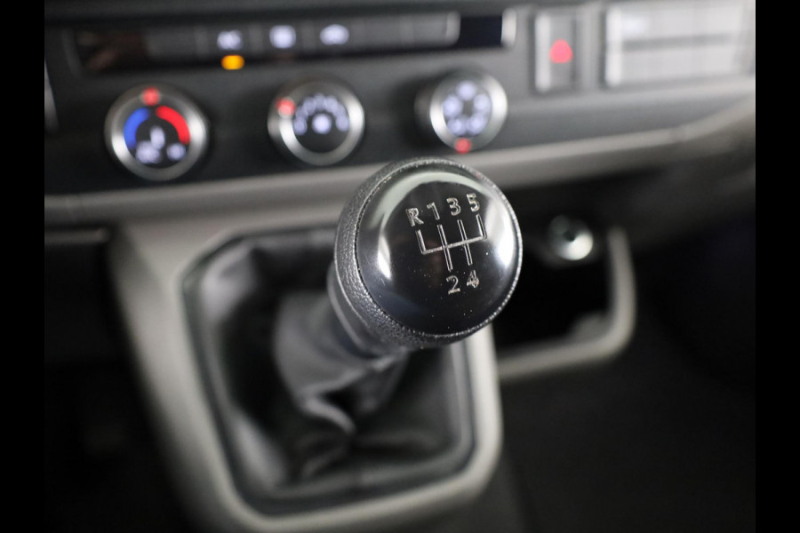 Volkswagen Transporter 2.0 TDI L2H3 28 Comfortline 110 pk | Verlengde garantie | Navigatie via App | Trekhaak | Parkeersensoren achter | Cruise control |