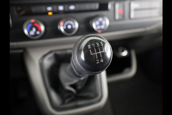 Volkswagen Transporter 2.0 TDI L2H3 28 Comfortline 110 pk | Verlengde garantie | Navigatie via App | Trekhaak | Parkeersensoren achter | Cruise control |