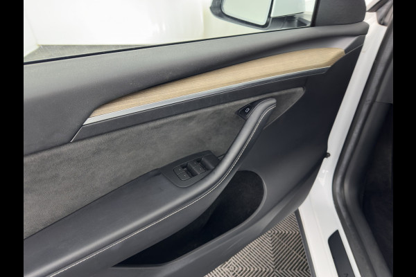 Tesla Model Y RWD 58 kWh [ 3-Fase ] {SOH-93%} (INCL-BTW) Aut. *PANO | AUTO-PILOT | LUXURY-LEATHER | TOP-VIEW | NAVI-FULLMAP | MATRIX-LED | DIGI-COCKPIT | KEYLESS | CAMERA | DAB+ | HEATED-COMFORTSEATS | PRIVACY-GLASS*