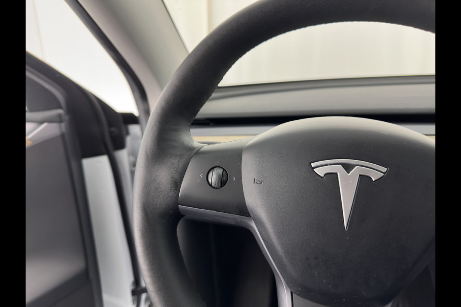 Tesla Model Y RWD 58 kWh [ 3-Fase ] {SOH-93%} (INCL-BTW) Aut. *PANO | AUTO-PILOT | LUXURY-LEATHER | TOP-VIEW | NAVI-FULLMAP | MATRIX-LED | DIGI-COCKPIT | KEYLESS | CAMERA | DAB+ | HEATED-COMFORTSEATS | PRIVACY-GLASS*