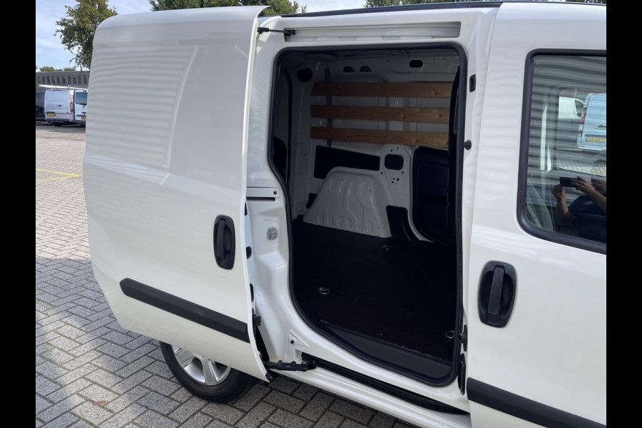 Opel Combo 1.3 CDTi 95pk L1H1 Sport / rijklaar € 8.950 ex btw / lease vanaf € 203 / airco / cruise / stoelverwarming / lichtmetalen velgen / pdc achter / euro 6 !