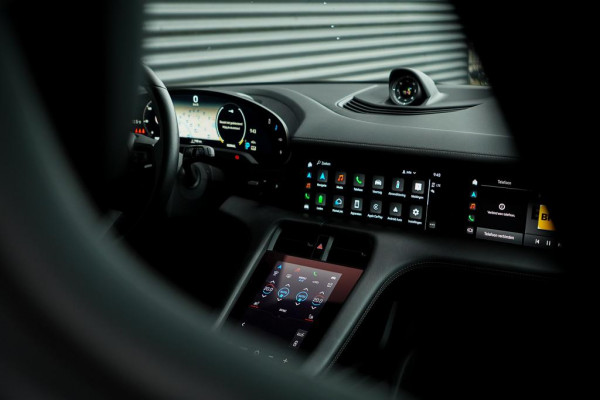 Porsche Taycan Cross Turismo 4 93 kWh / Dual Screen / Pano / Sportstoelen / Warmtepomp