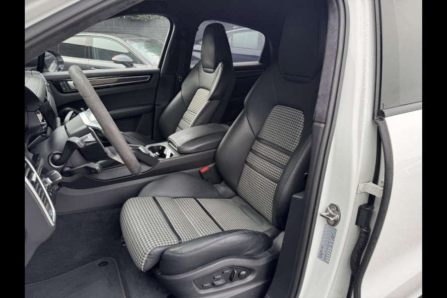 Porsche Cayenne Coupé 3.0 E-Hybrid Sport Chrono | 360* Camera | 22 Inch Lichtmetalen Velgen | Carbon | Elektrische Achterklep |