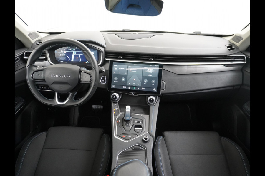 Lynk & Co 01 1.5 PHEV AUT-7 261pk Pano-Schuif-K-dak 20" 360°Camera Apple Carplay Android Auto Adaptive-Cruise Navi Pdc Ecc Keyless Led Plug-I Elek.Memory.Stoel File assistent Dodehoek detector Elektrisch bedienbare achterklep Rijstrooksensor Wifi Verkeersbord detectie 425Nm koppel 3,7kw laadvermogen A-label Euro 6 Hybride Benzine/Elektrisch rijden tot ca.69km 1.800kg trekvermogen