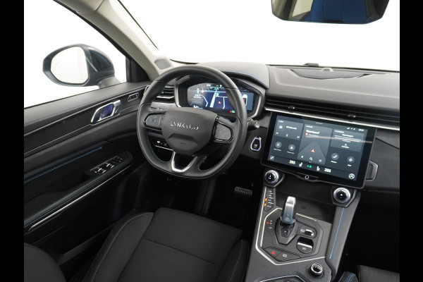 Lynk & Co 01 1.5 PHEV AUT-7 261pk Pano-Schuif-K-dak 20" 360°Camera Apple Carplay Android Auto Adaptive-Cruise Navi Pdc Ecc Keyless Led Plug-I Elek.Memory.Stoel File assistent Dodehoek detector Elektrisch bedienbare achterklep Rijstrooksensor Wifi Verkeersbord detectie 425Nm koppel 3,7kw laadvermogen A-label Euro 6 Hybride Benzine/Elektrisch rijden tot ca.69km 1.800kg trekvermogen