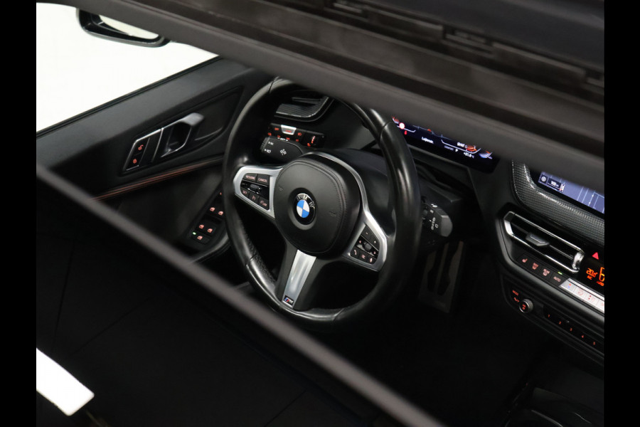 BMW 1-serie 118i M-Sport High Executive Edition [M-CONTOURSTOEL, SCHUIFKANTELDAK, HARMAN KARDON, M-SPOILER, STOELVERWARMING, M-SPORT STEERING, NIEUWSTAAT]