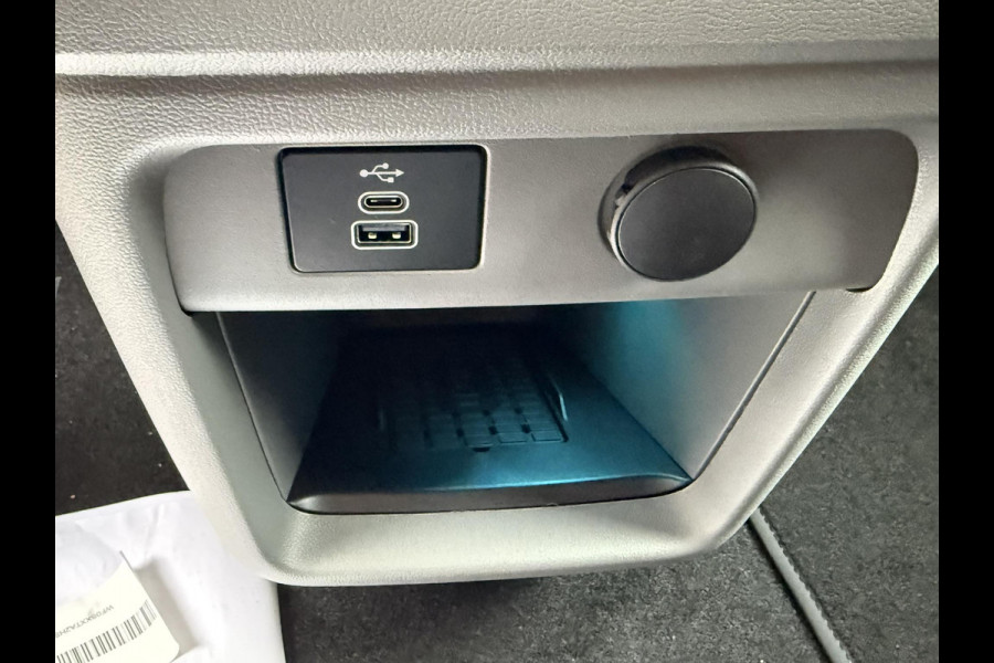 Ford Transit Custom 320 2.5 PHEV L2H1 MS-RT DC | SCI | 233pk | | Dubbele Cabine | Dubbele zijschuifdeur | Inklapbare trekhaak | Navigatie systeem | Adaptieve LED koplampen met verblindingsvrij grootlicht | Bekleding zijwand en achterdeuren (volledig)