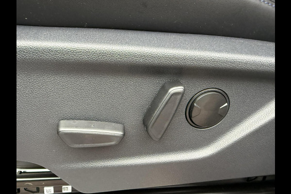 Ford Transit Custom 320 2.5 PHEV L2H1 MS-RT DC | SCI | 233pk | | Dubbele Cabine | Dubbele zijschuifdeur | Inklapbare trekhaak | Navigatie systeem | Adaptieve LED koplampen met verblindingsvrij grootlicht | Bekleding zijwand en achterdeuren (volledig)